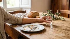 Je pití vody po jídle škodlivé? Odborníci vysvětlili, co se ve skutečnosti děje.