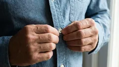 Proč jsou knoflíky na oděvech mužů a žen umístěny odlišně: překvapivá historie zvyku