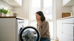 Zapomněli jste prádlo přes noc v pračce? Proč opláchnutí nepomůže a co dělat dál